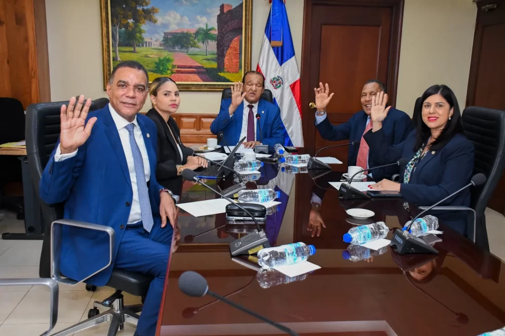 Peticion Publica al Senado de la República, al Ministerio de Medio Ambiente y a la Alcaldía de Santiago para aprobar el proyecto de ley que declara a Santiago provincia ecoturística y garantiza un desarrollo sostenible.