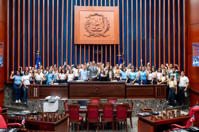 Peticion Publica al Ministerio de Educación, al Senado de la República y al Congreso Nacional para implementar programas educativos de visita legislativa en todas las provincias dominicanas a partir de la experiencia del Senado con estudiantes de Neyba, Bahoruco.