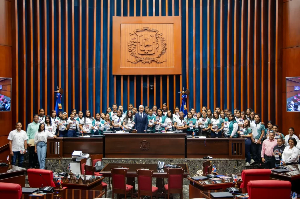 Peticion Publica al Ministerio de Educación y a la dirección del Centro Educativo Fernando Arturo de Meriño para institucionalizar y expandir los programas de formación cívica y visitas al Senado en la provincia Sánchez Ramírez.