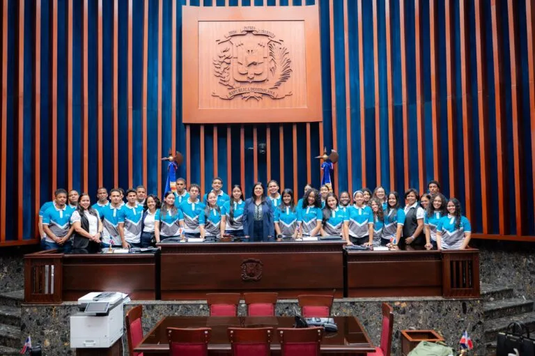 Peticion Publica al Ministerio de Educación y al Congreso Nacional: Exigimos mayor inversión en programas de formación cívica y liderazgo juvenil inspirados en la experiencia legislativa de los estudiantes del municipio de Salcedo.
