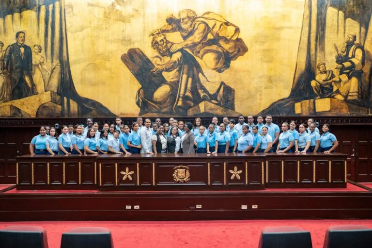Petición Pública al Ministerio de Educación y al Senado de la República Dominicana para la expansión y fortalecimiento de los programas de educación cívica y visitas guiadas al Congreso Nacional para todos los estudiantes del país.