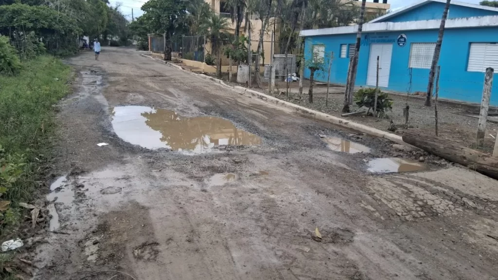 Peticion Publica al Ministerio de Obras Públicas y a las autoridades de Villa La Mata para el asfaltado inmediato del camino vecinal de Los Castellanos ante el deterioro que afecta a los agricultores.