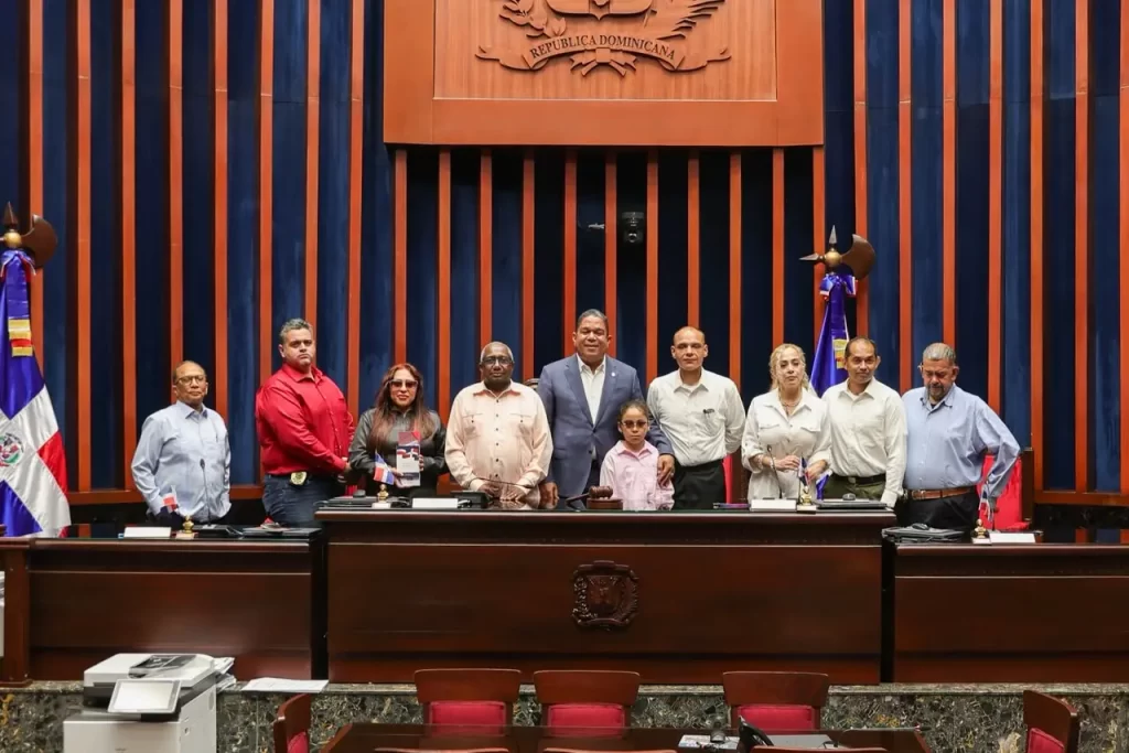 Peticion Publica al Ministerio de Salud Pública, al Servicio Nacional de Salud y al Senado de la República para transformar el reconocimiento a los médicos de Barahona en una inversión prioritaria que garantice infraestructuras sanitarias dignas y servicios de salud de calidad en toda la provincia.