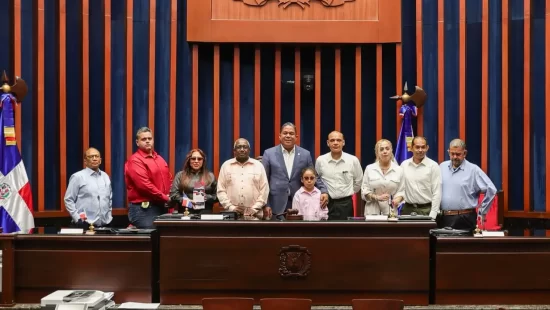 Peticion Publica al Ministerio de Salud Pública, al Servicio Nacional de Salud y al Senado de la República para transformar el reconocimiento a los médicos de Barahona en una inversión prioritaria que garantice infraestructuras sanitarias dignas y servicios de salud de calidad en toda la provincia.