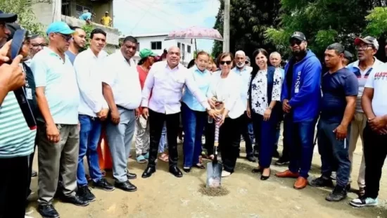 Peticion Publica al Ministerio de Obras Públicas y Comunicaciones y al gobierno central para garantizar la culminación de la construcción de aceras, contenes y badenes en el tercer polígono de Nibaje impulsada por la alcaldesa Amparo Custodio para comunidades más seguras – PeticionRD.