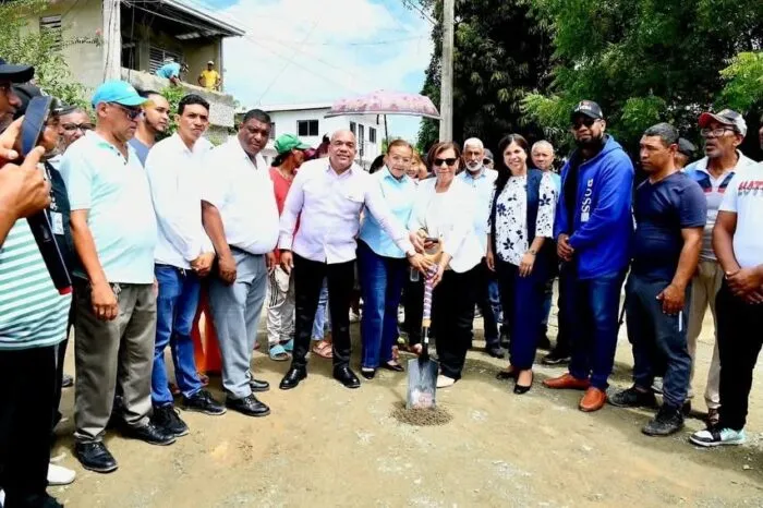 Peticion Publica al Ministerio de Obras Públicas y Comunicaciones y al gobierno central para garantizar la culminación de la construcción de aceras, contenes y badenes en el tercer polígono de Nibaje impulsada por la alcaldesa Amparo Custodio para comunidades más seguras – PeticionRD.